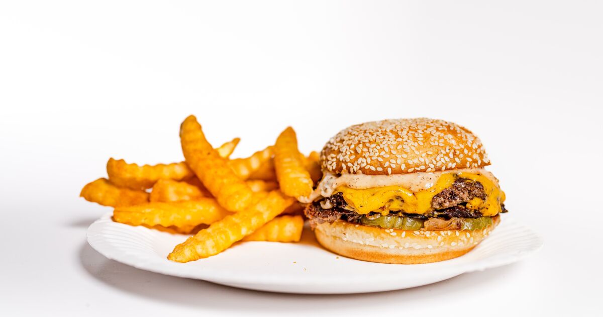 Foodie korku filmi ‘The Menu’ bu Los Angeles’a ilham verdi.  cheeseburger