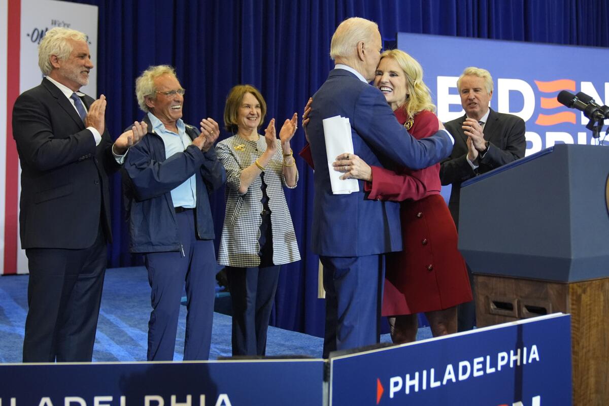 Kerry Kennedy, segunda de derecha a izquierda, abraza al presidente Joe Biden
