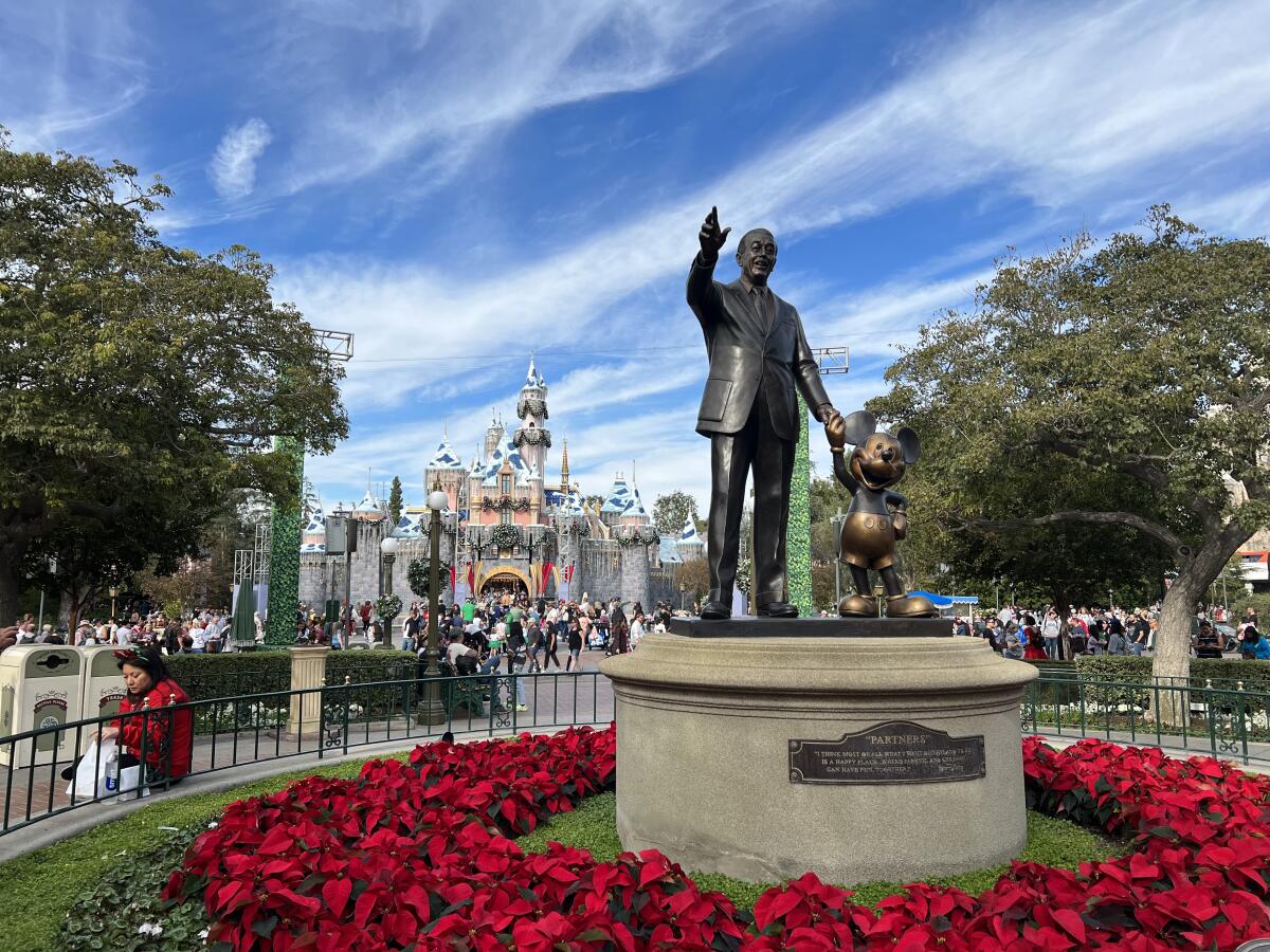 The "Partners" statue of Walt Disney and Mickey Mouse welcomes visitors i Disneyland.