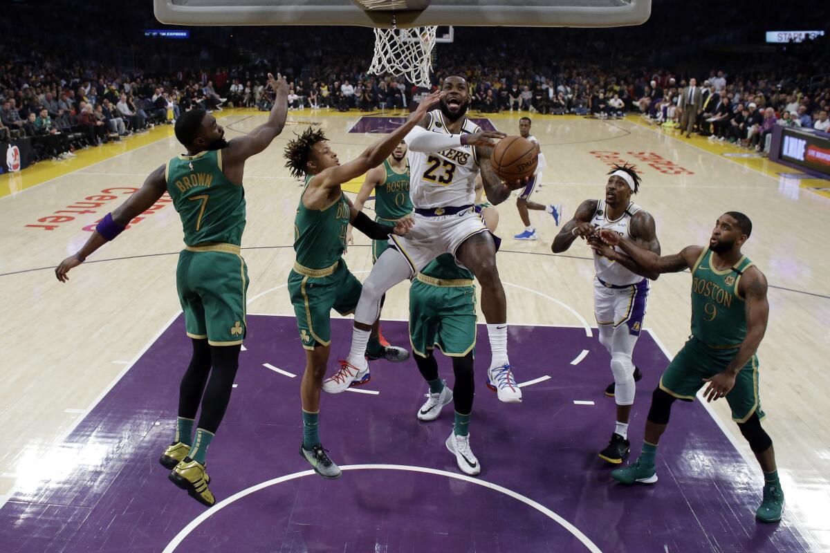 El pivot de los Lakers de Los Ángeles LeBron James va hacia la canasta en el juego ante los Celtics de Boston  