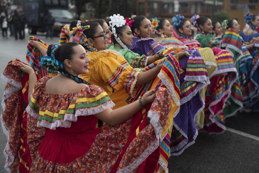 Bailarinas de un ballet folclórico antes de un desfile de cultura hispana en Los Ángeles, el 16 de enero del 2023. (Foto AP/Richard Vogel)