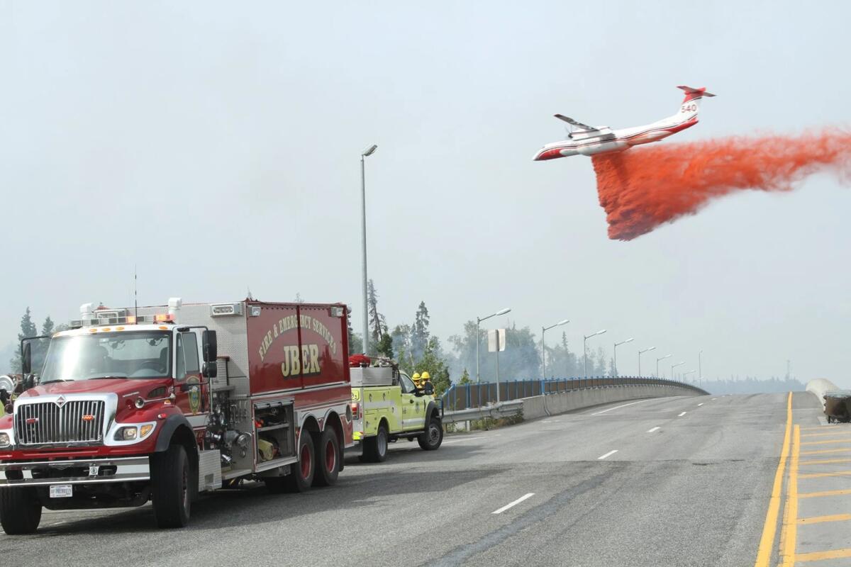 Un camión cisterna arroja una carga de retardante en un incendio de Elmore cerca de Anchorage, Alaska