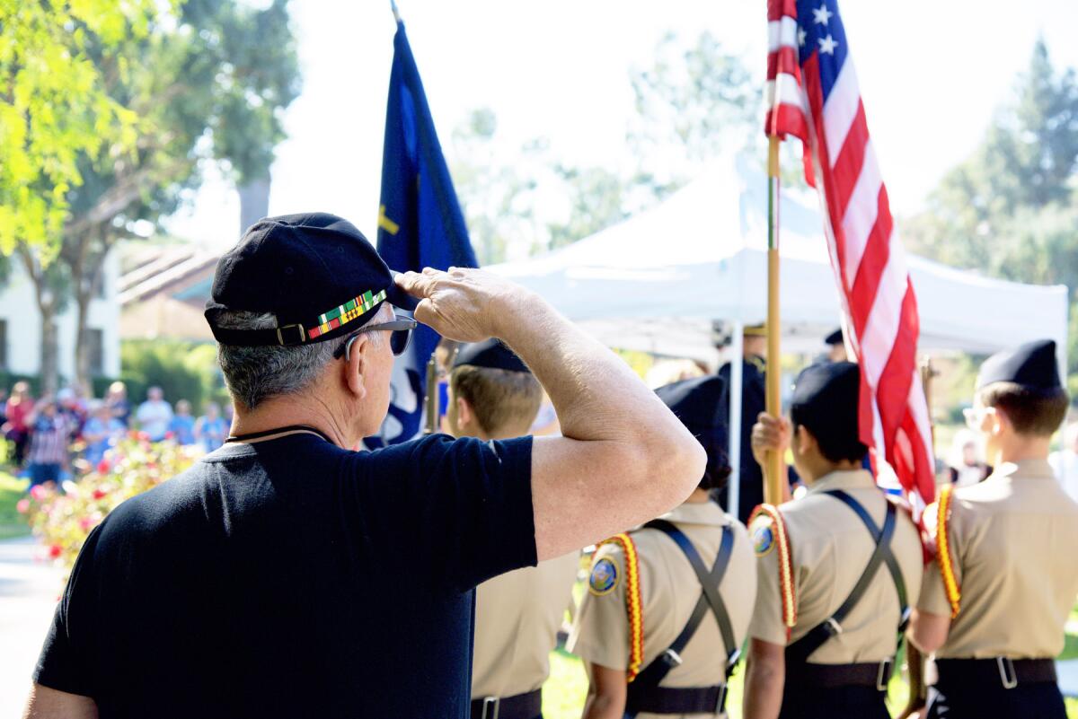 El veterano Jim Serazio saluda la bandera americana.