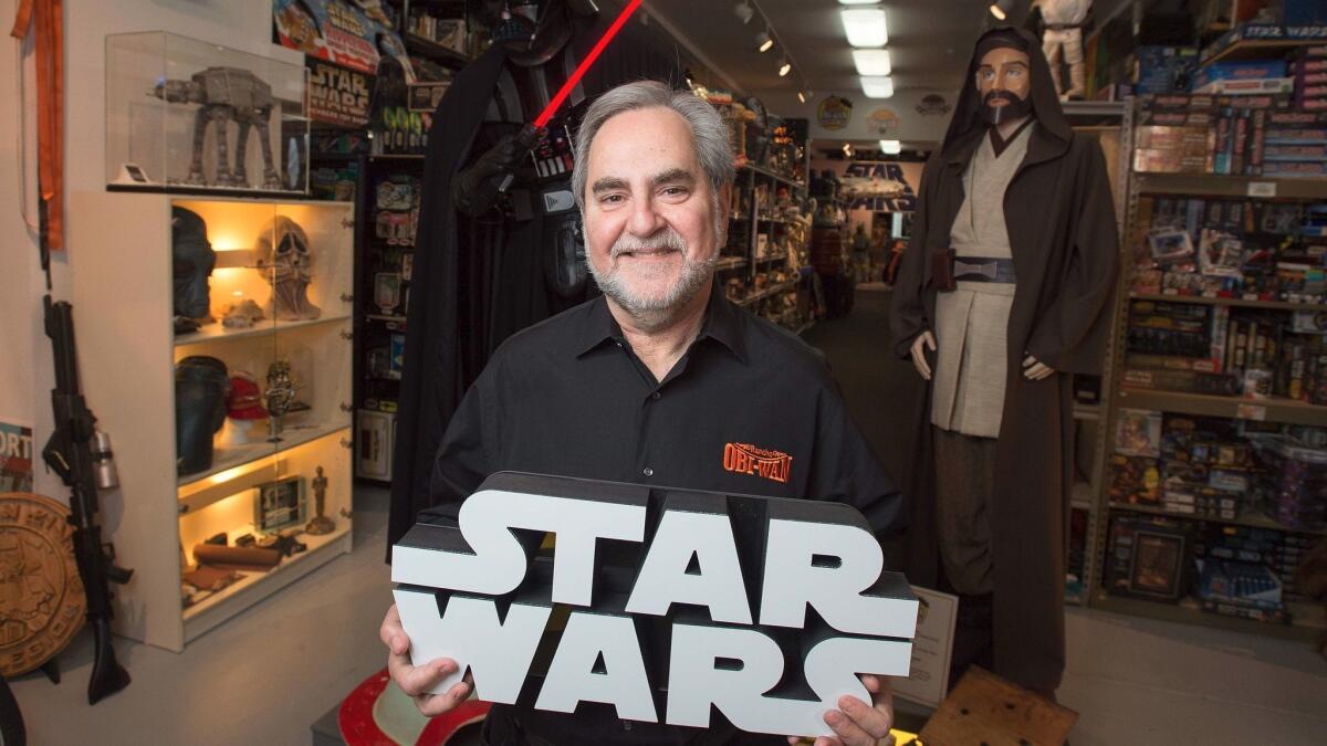 Steve Sansweet en su Rancho Obi-Wan -hogar de la colección privada de “Star Wars” más grande del mundo- ubicado en Petaluma, California, el 24 de noviembre de 2015 (Josh Edelson / AFP/Getty Images).