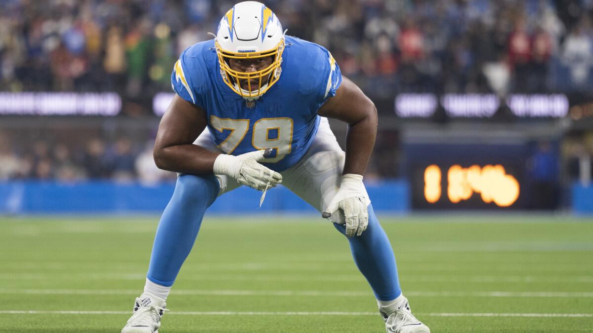 Anthony Lynn won't commit to Herbert as Chargers' starter - Los Angeles  Times