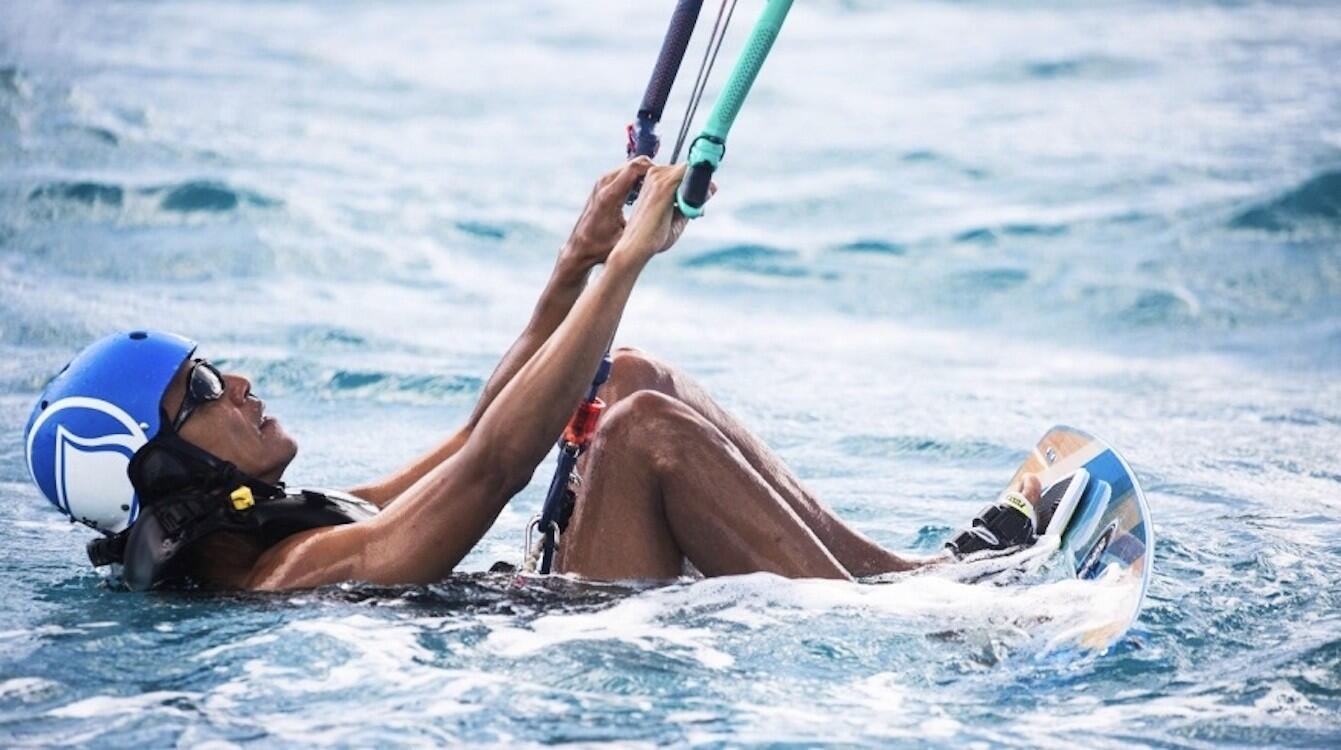 El ex presidente Barack Obama disfruta de sus vacaciones en el caribe; se emocionó de aprender kitesurf.