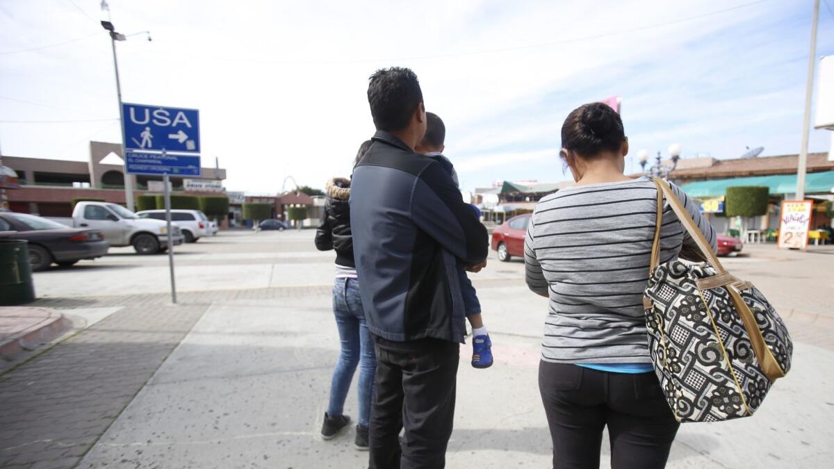 Abogados y solicitantes de asilo en el puerto de entrada de San Ysidro.