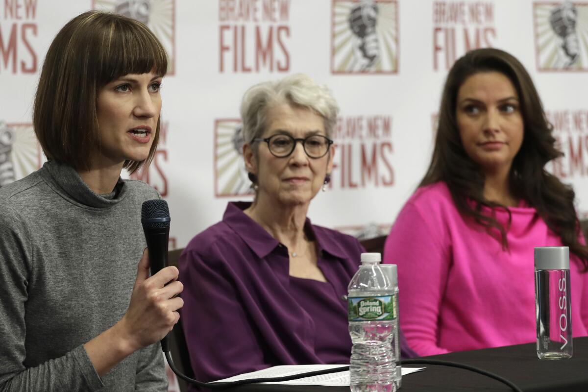 Desde la izquierda, Rachel Crooks, Jessica Leeds y Samantha Holvey hablan durante una conferencia de prensa el lunes 11 de diciembre de 2017 en Nueva York.