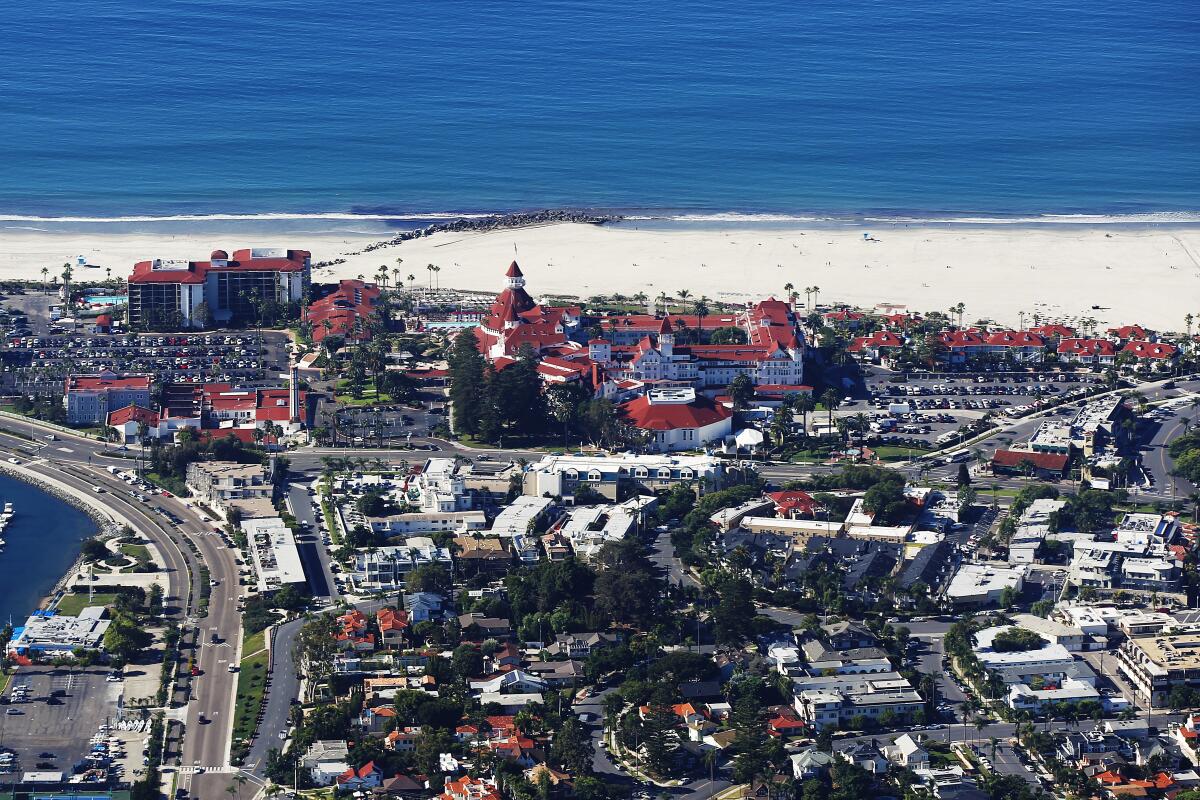 El Hotel del Coronado y la playa más allá.