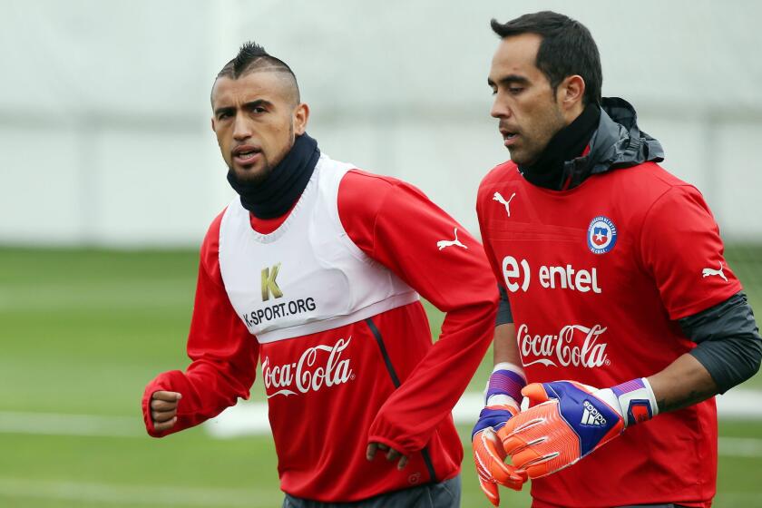 Arturo Vidal y Claudio Bravo, en una sesión del equipo chileno.