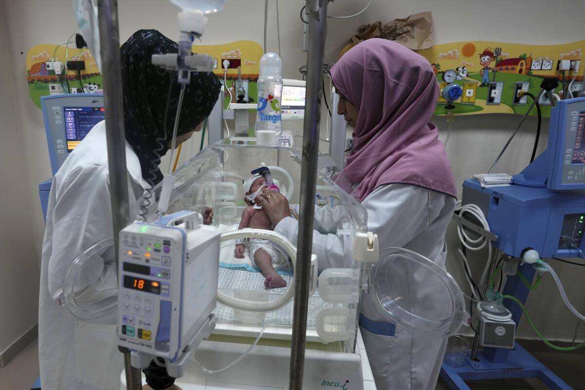 Doctoras palestinas atienden a un bebé nacido prematuramente en el Hospital Al Aqsa, 