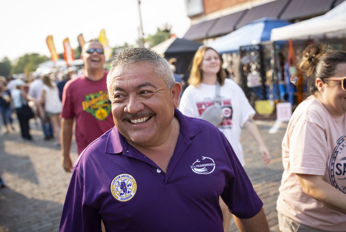 Jesús Garza, alcalde de Arcola, en Illinois, camina en Arcola el 11 de septiembre del 2021. 