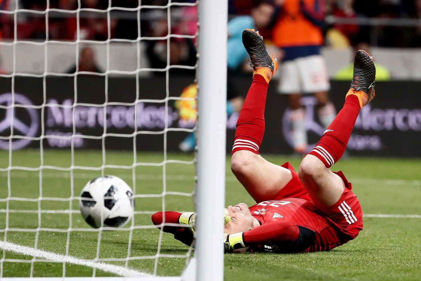 GRAF1679. MADRID, 27/03/2018.- El portero de la selección argentina Caballero tras encajar uno de los goles ante España, durante el partido amistoso que se disputa esta noche en el Estadio Wanda Metropolitano, en Madrid.