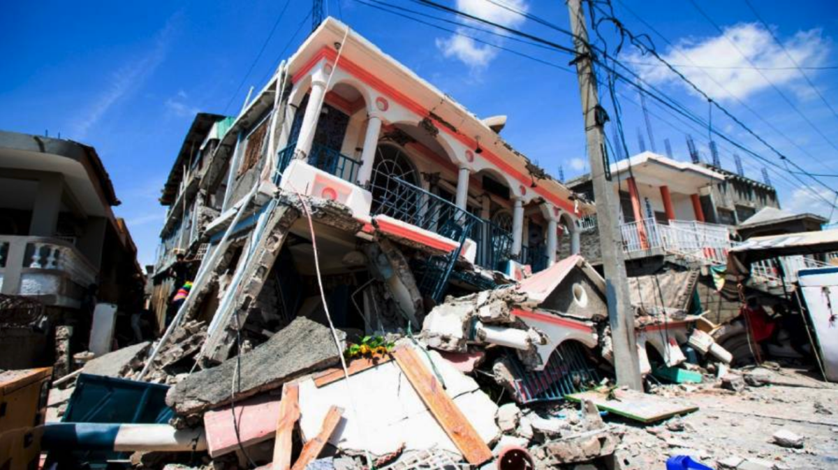 El sismo de magnitud 7.2 causo graves daños materiales y cientos de muertes este sábado en Haití. Foto Agencia EFE