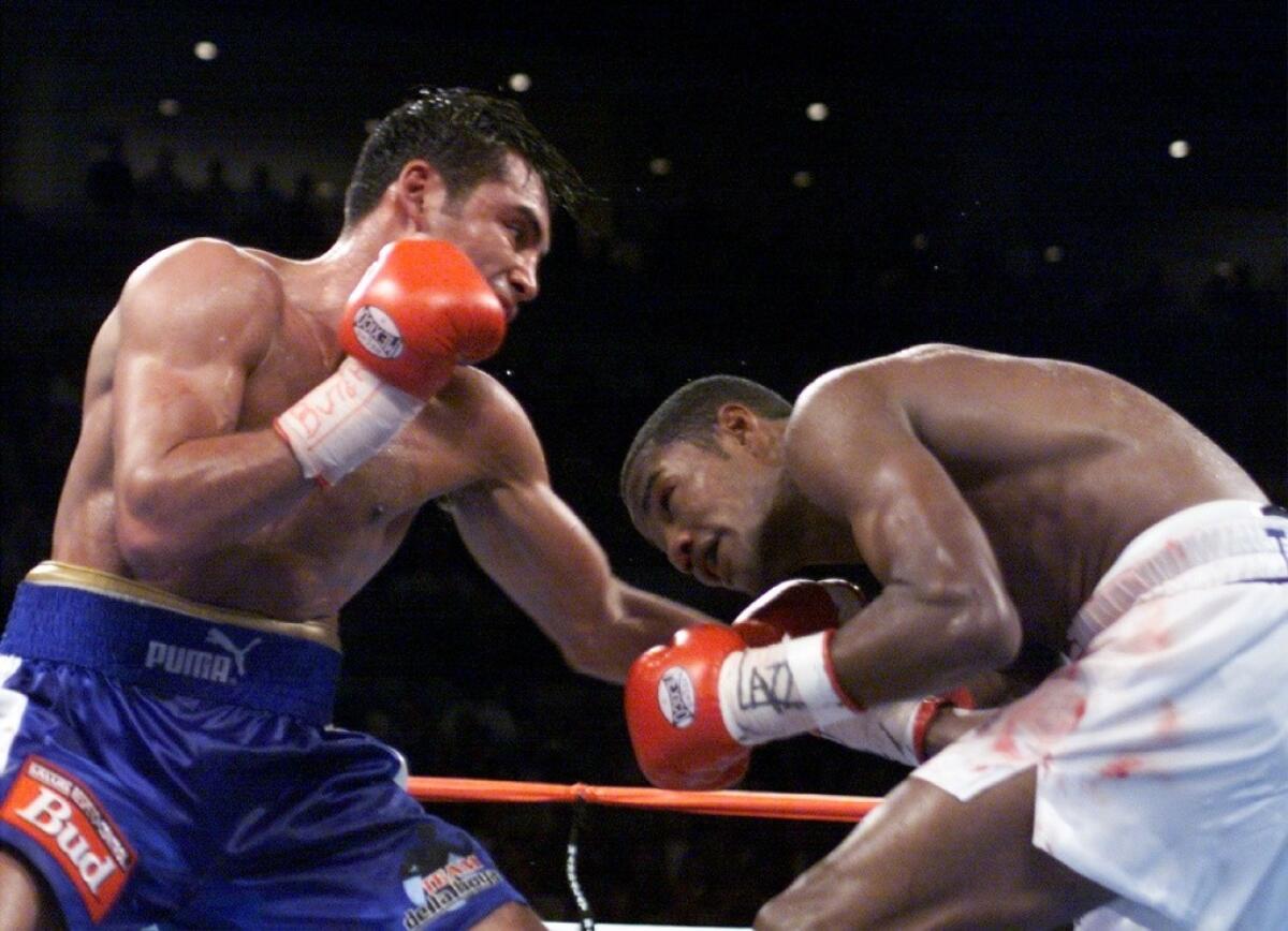 Oscar De La Hoya entrenta a Felix Trinidad.