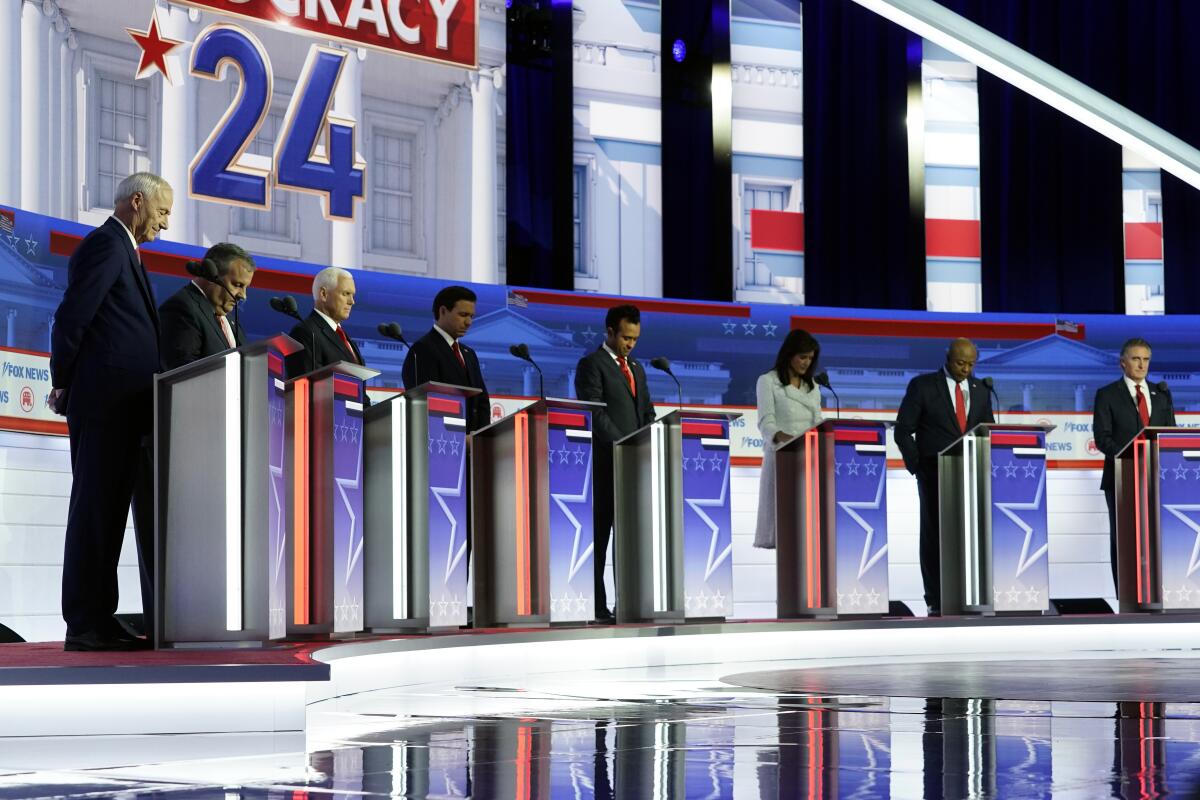 Los candidatos presidenciales republicanos antes de un debate organizado por FOX News Channel, 