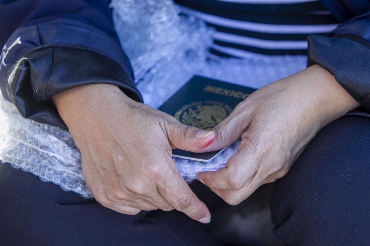 Rocío Rebollar Gómez, cuyo caso de inmigración ha atraído la atención internacional en parte porque su hijo es un segundo teniente en el Ejército de EE.UU, se sentó en la acera en el puerto de entrada de El Chapparal en México después de ser deportada sólo con su pasaporte, teléfono celular y la ropa que llevaba puesta, el jueves 2 de enero de 2020.