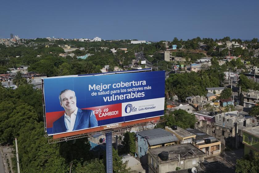 Un cartel del candidato a la reelección presidencial Luis Abinader en Santo Domingo, República Dominicana, el jueves 16 de mayo de 2024. República Dominicana tendrá elecciones el domingo 19 de mayo. (AP Foto/Matías Delacroix)