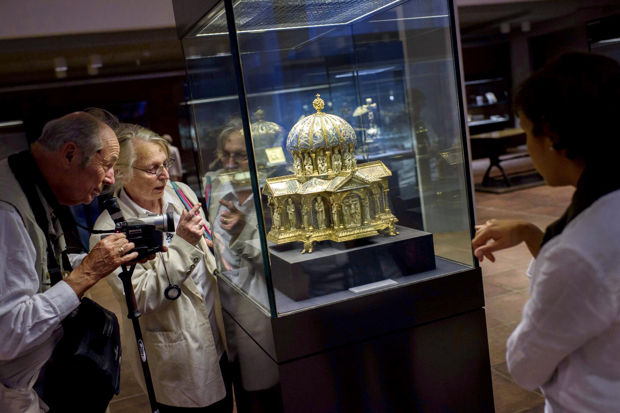 Visitors view a piece from the Guelph Treasure at the Kunstgewerbemuseum in Berlin in 2017.