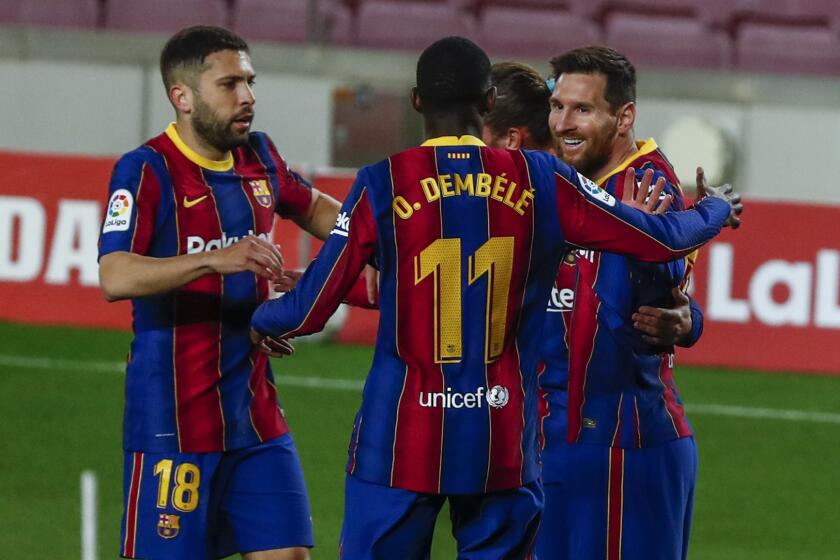 Lionel Messi, a la derecha, celebra con sus compañeros del Barcelona después de anotar el primer gol de su equipo en el encuentro ante el Huesca, el lunes 15 de marzo de 2021, en Barcelona. (AP Foto/Joan Monfort)