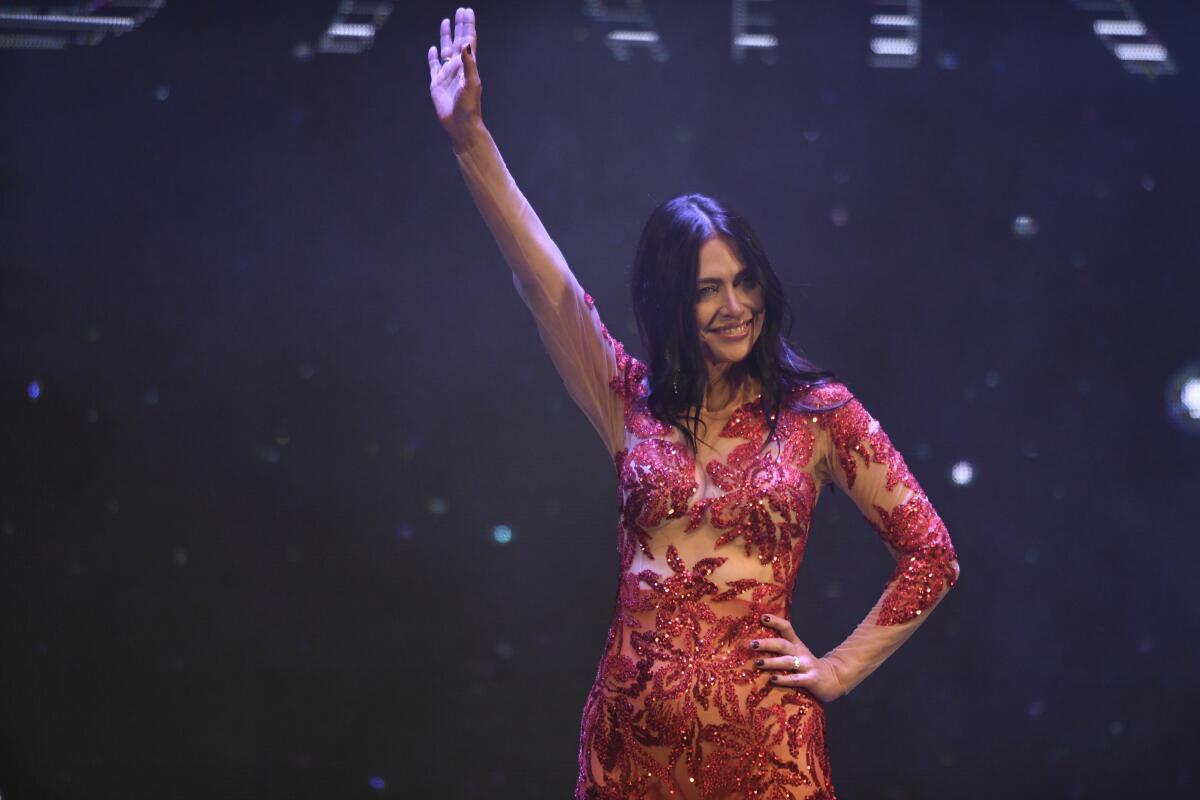 La concursante Alejandra Rodríguez compite en el certamen Miss Universo en Buenos Aires, 
