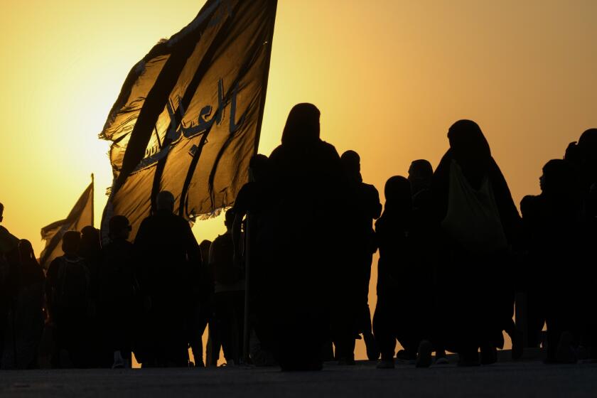 El sol se oculta mientras peregrinos chiíes marchan hacia Kerbala para conmemorar el Arbain en Babil, Irak, el lunes 19 de agosto de 2024. (AP Foto/Hadi Mizban)