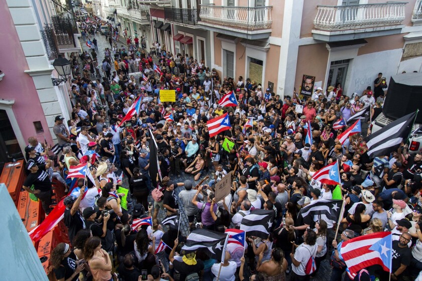 Manifestantes protestan contra el gobernador de Puerto Rico, Ricardo Rosselló, en San Juan, Puerto Rico, el domingo 21 de julio de 2019.