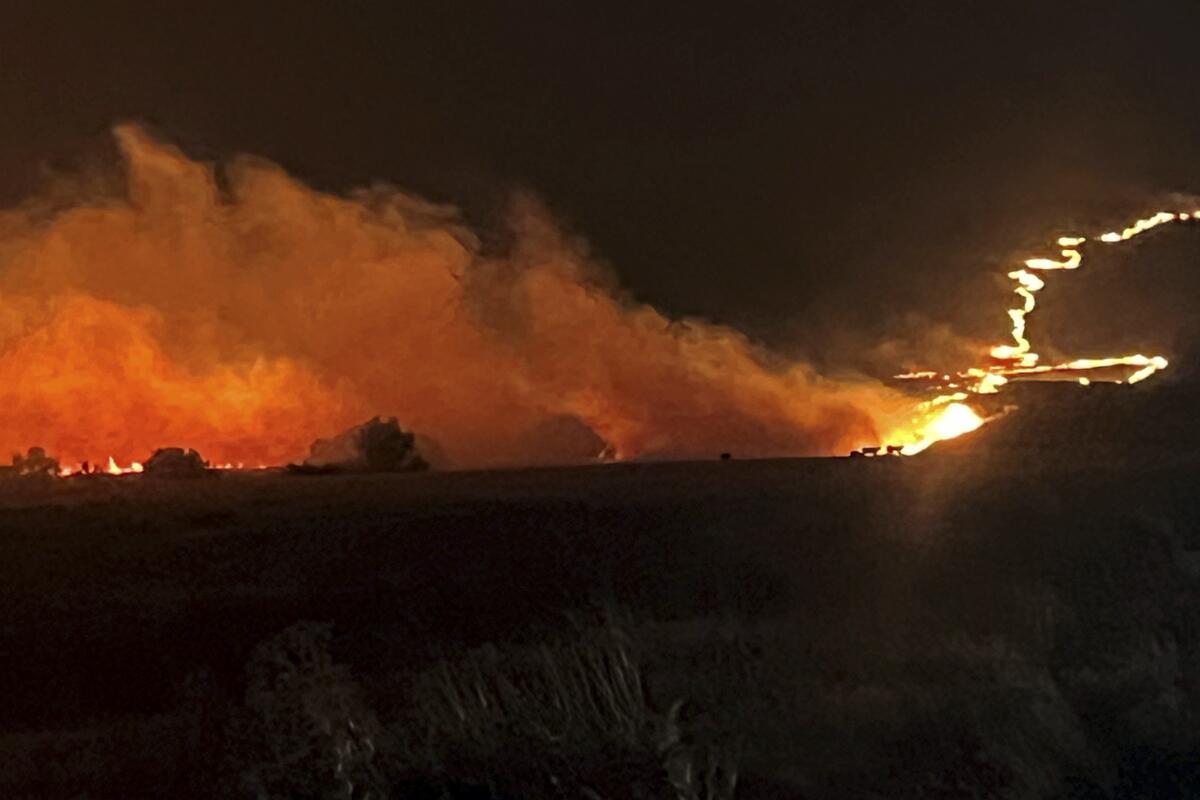En esta fotografía, proporcionada por el Departamento de Transporte de Oregon, se muestra el incendio 