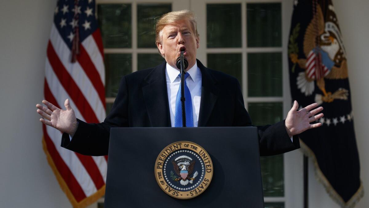 El presidente Donald Trump habla durante un evento en la Casa Blanca para declarar una emergencia nacional para poder construir el muro en la frontera con México, el viernes 15 de febrero del 2019, en Washington.
