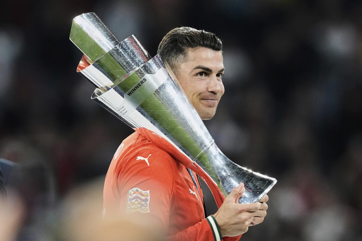 Cristiano Ronaldo, de Portugal, sostiene el