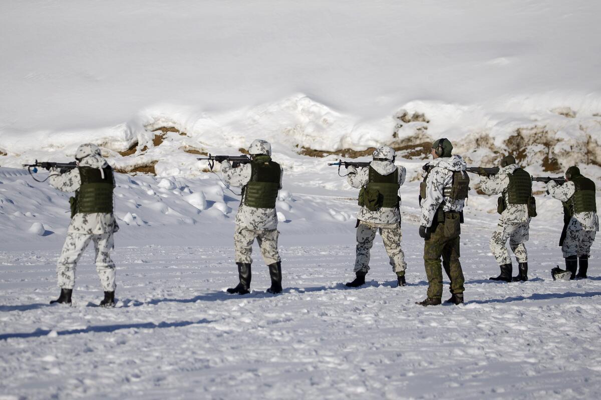 Reservistas de la brigada Karelia disparan durante los ejercicios de defensa local de Etel'-Karjala