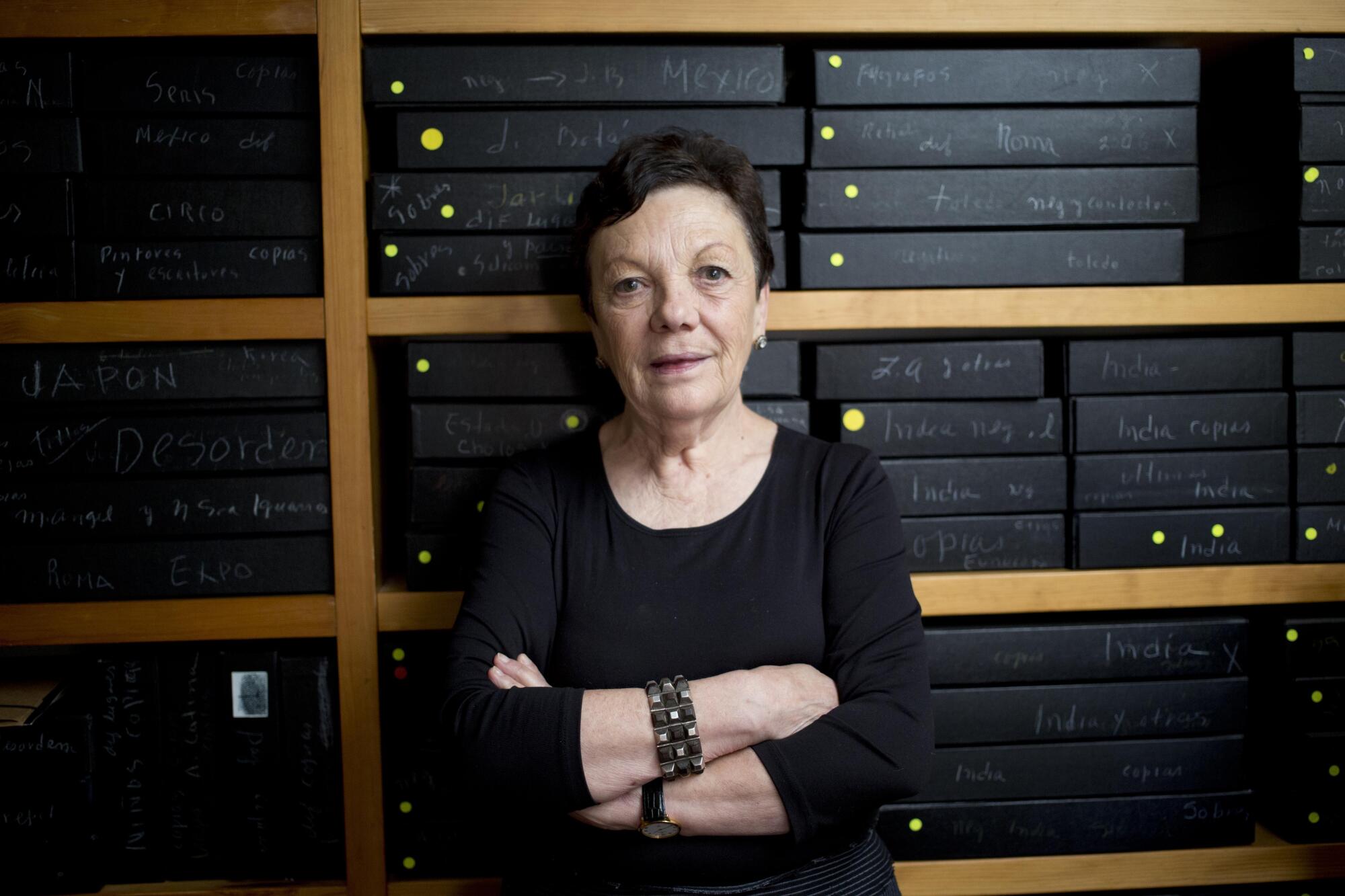 Graciela Iturbide posa para una foto frente a su archivo de negativos