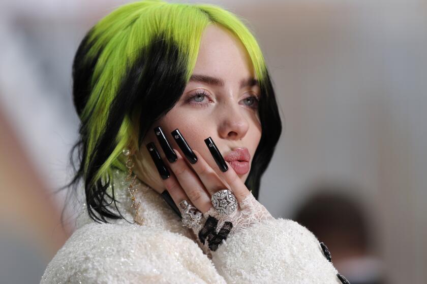 ARCHIVO - Billie Eilish llega a la ceremonia de los premios Oscar el 9 de febrero de 2020 en el Teatro Dolby en Los Angeles. La cantante ganadora del Grammy publicará una colección de cientos de fotos de su vida en mayo, anunció Grand Central Publishing el martes 12 de enero del 2021. (AP Foto/John Locher, Archivo)