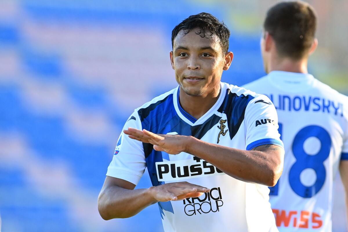 El atacante colombiano de Atalanta Luis Muriel celebra tras anotar un gol