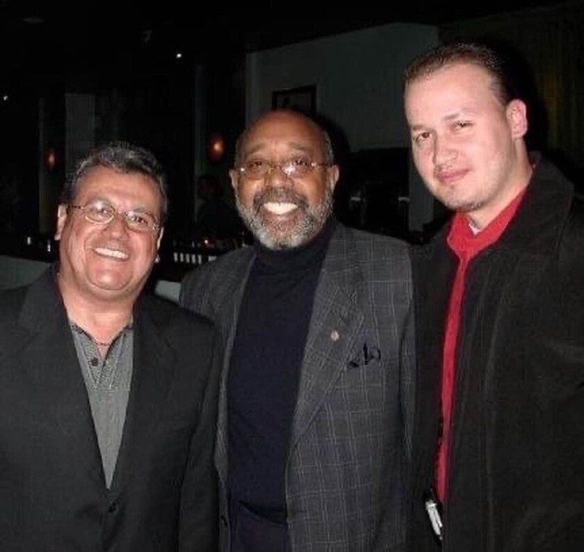 Miranda junto a el fallecido Ralph Mercado y el empresario musical Carlos J. Mêndez en una foto de archivo.