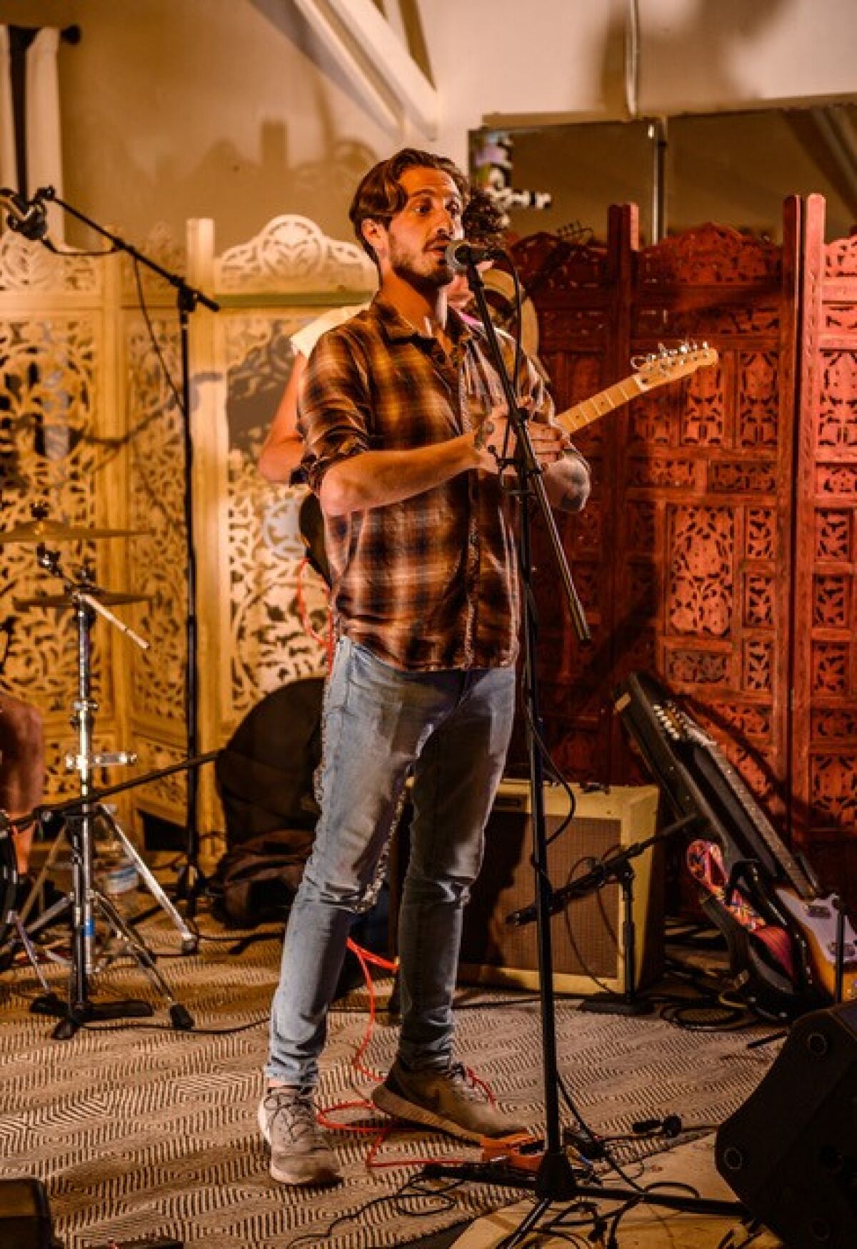 Co-founder Eric Neilson speaks with the crowd at a DharmaDen session.