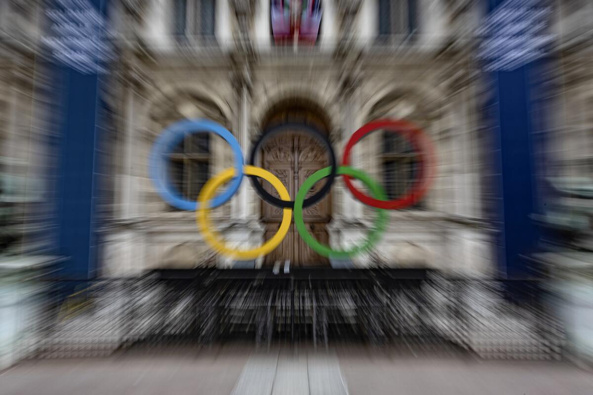 ARCHIVO - Los anillos olímpicos frente al ayuntamiento de París, el domingo 30 de abril de 2023. 