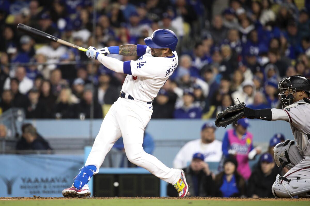 David Peralta drives in a run against the Arizona Diamondbacks.