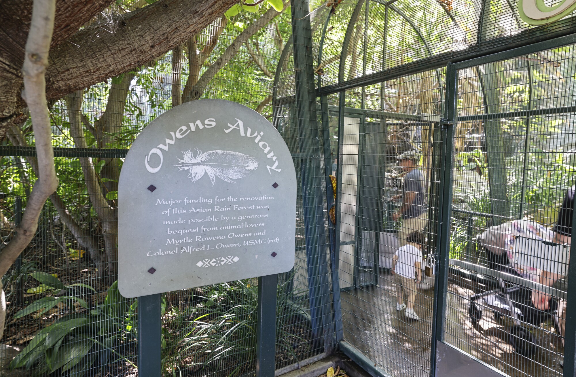 La gente disfruta del Aviario Owens en el San Diego Zoo el jueves 7 de abril de 2022 en San Diego, CA.