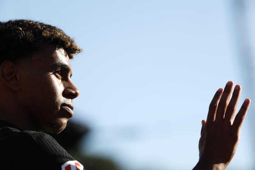 Lamine Yamal del Barcelona saluda tras la victoria 4-1 ante Girona en la Liga española, el domingo 15 de septiembre de 2024, en Girona. (AP Foto/Joan Monfort)