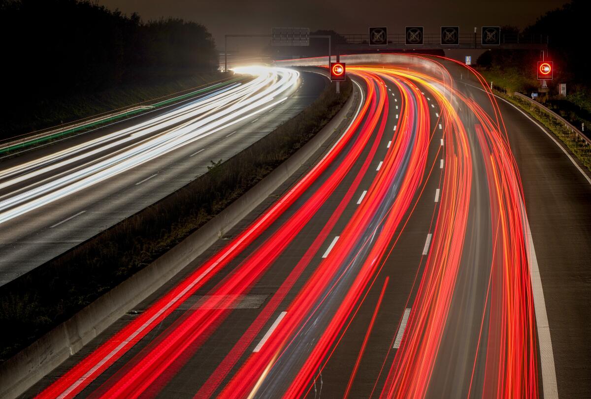 Fotografía de larga exposición de vehículos transitando en una autopista en Fráncfort, Alemania