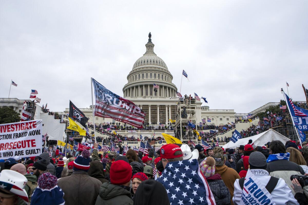 ARCHIVO - Manifestantes leales al presidente Donald Trump