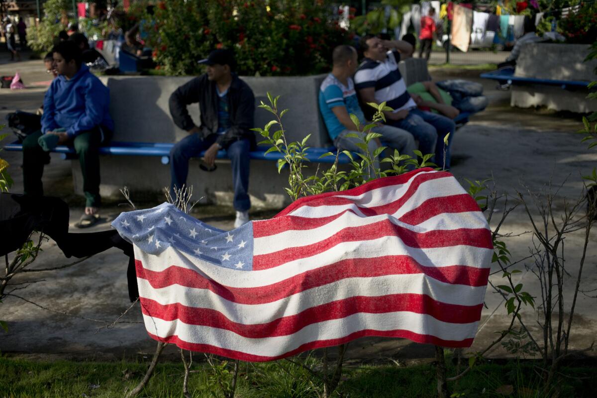 Una toalla con el diseño de la bandera de EEUU fue colocada en las afueras de la oficina de migración en Peñas Blancas, Costa Rica.