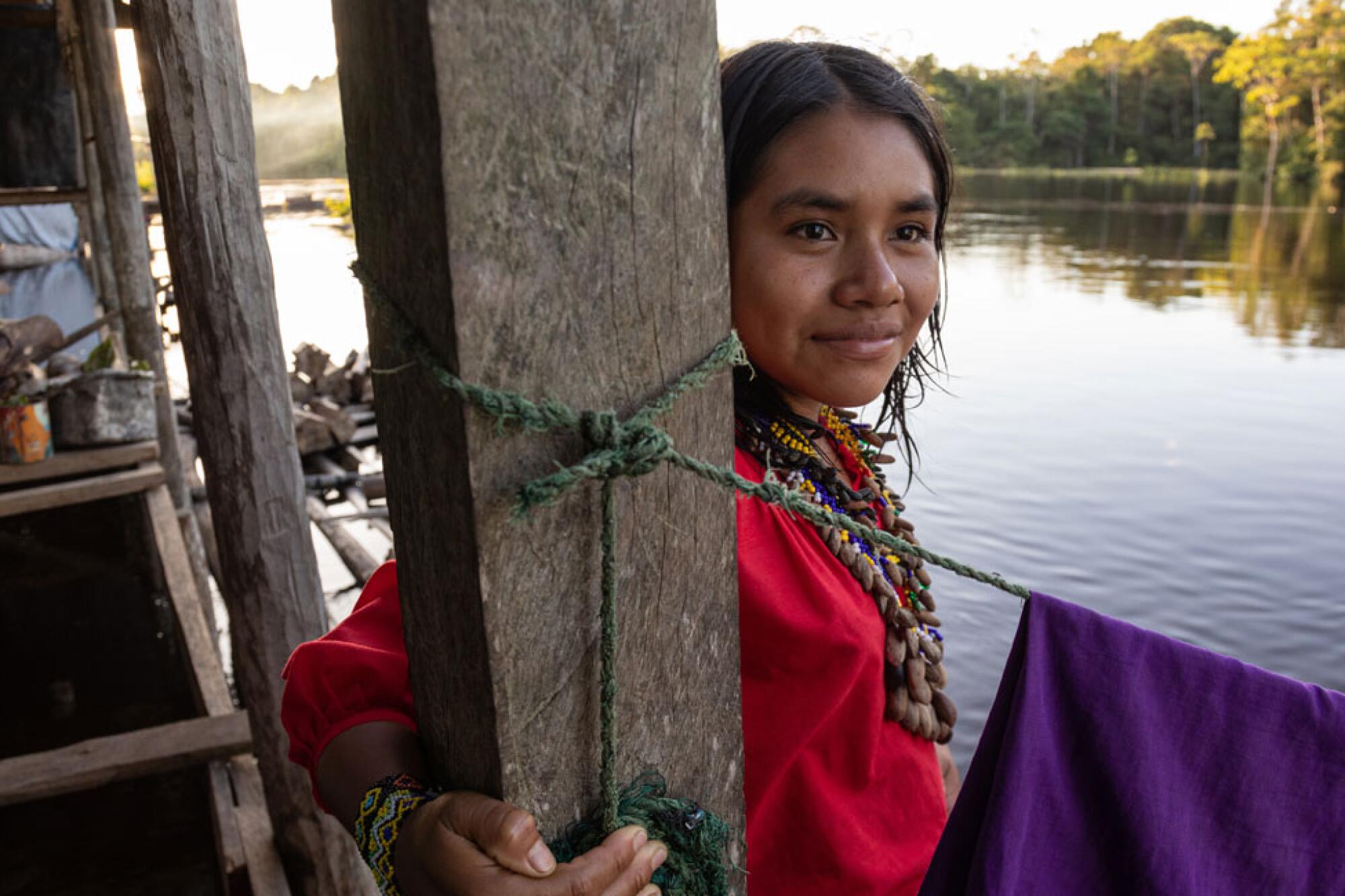 Una joven urarina observa el río Chambira en la región peruana de Loreto.