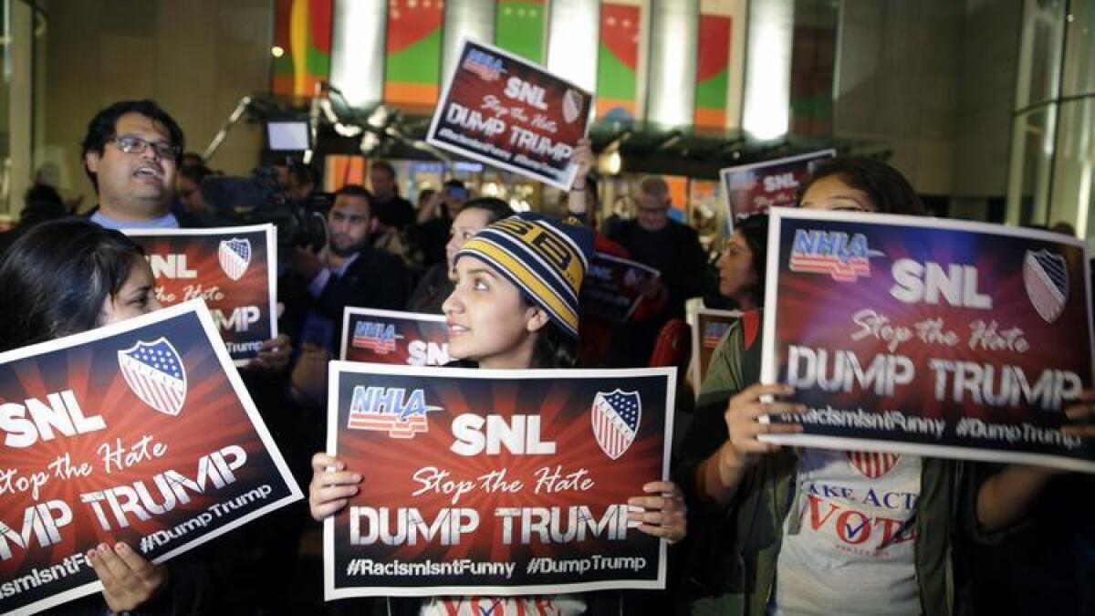 Manifestantes opuestos a la presencia del candidato republicano Donald Trump en el show "Saturday Night Live" llevan ha cabo un evento en New York.el 4 de noviembre del 2015.