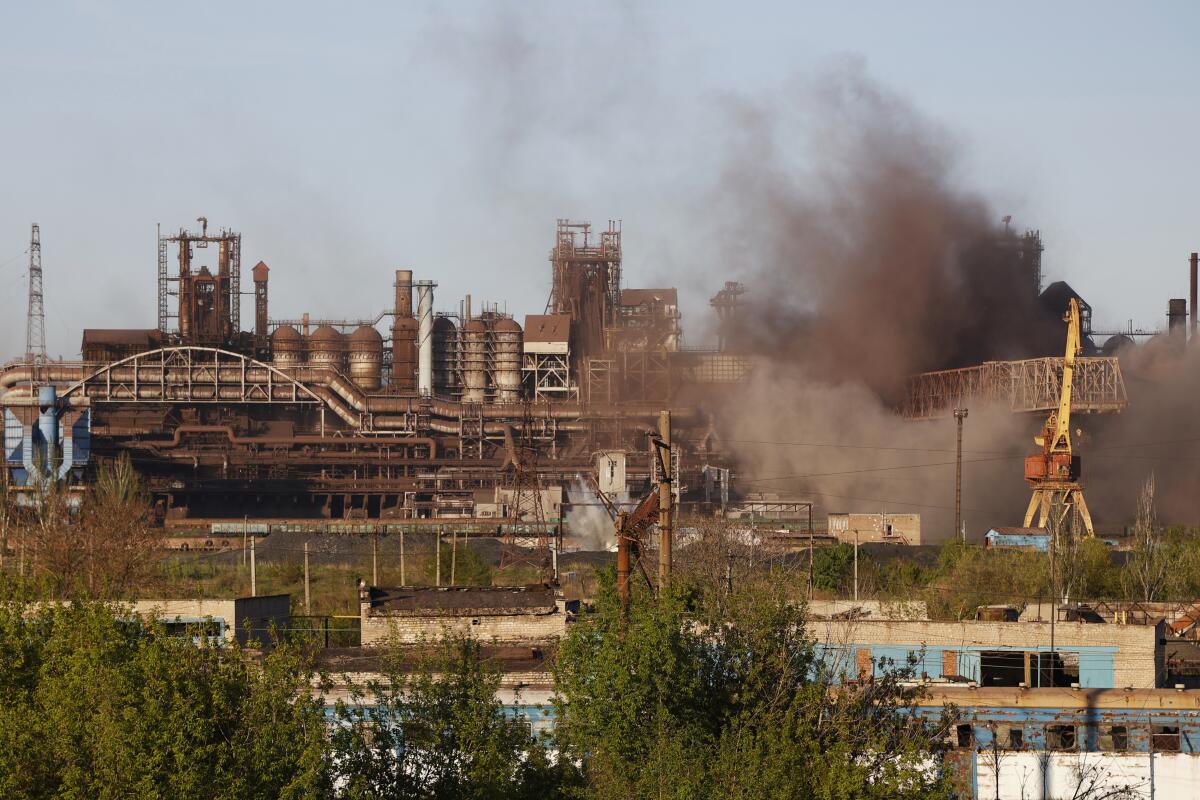 En esta imagen de archivo puede verse humo en la plata metalúrgica Azovstal, en Mariúpol, 