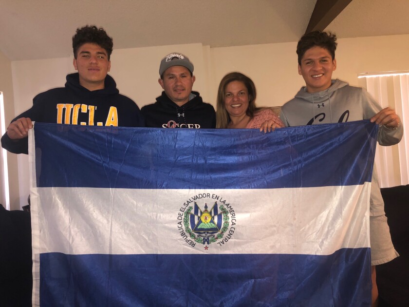 La familia Segovia se muestra orgullosa de sus raíces salvadoreñas.