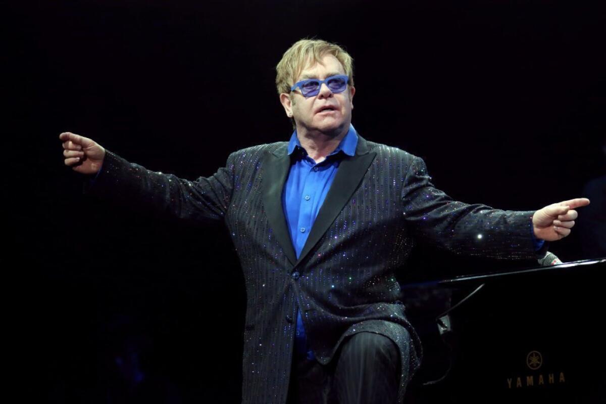 Elton John dedicated a weekend concert in Beijing to dissident artist Ai Weiwei.