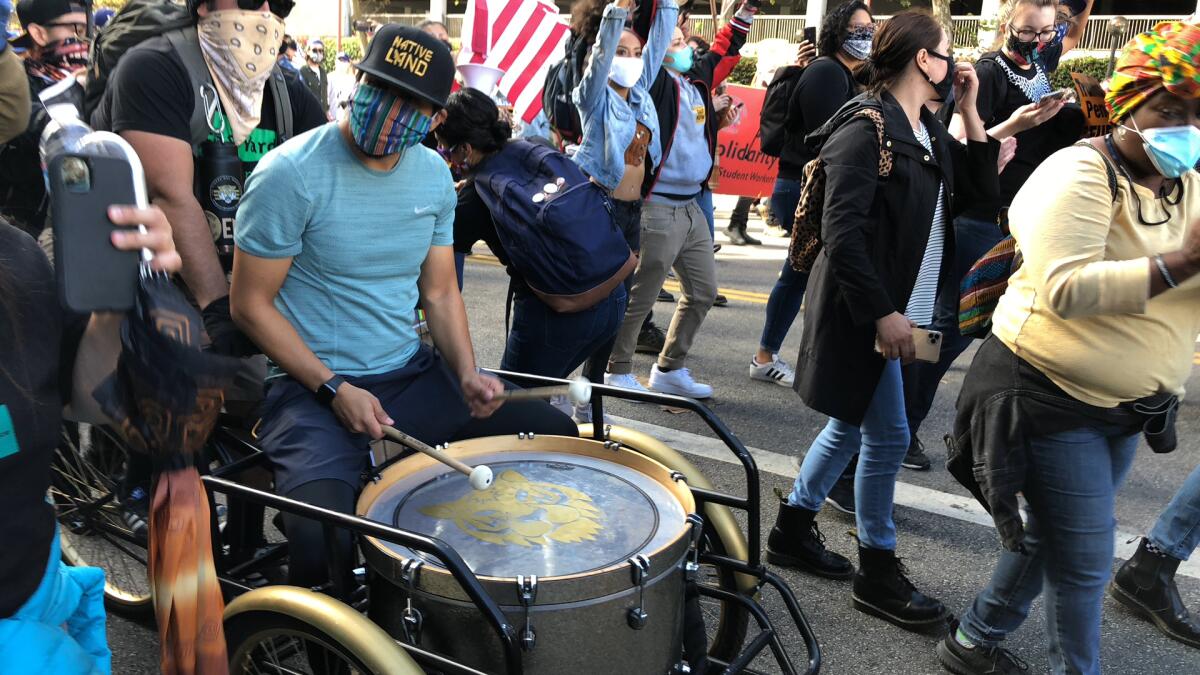 La música de los tambores y los cánticos pusieron a bailar a los manifestantes que celebraban la derrota de Trump.