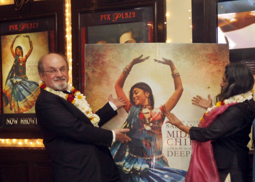 Rushdie, a la izquierda, y la directora Deepa Mehta antes de la proyección de 'Midnight's Children' en una sala de cine en India, 2013.